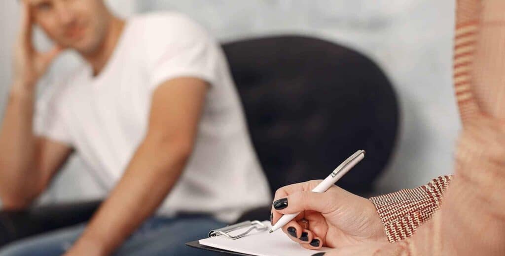 Kompensationsbewegung: Manchmal hilft ein vertrauensvolles Gegenüber, wie z.B. individualpsychologische Berater/innen, neue Perspektiven aufzuzeigen. Es kann ermutigen, alte Muster zu hinterfragen und den Mut stärken, Schritt für Schritt neue Wege zu gehen.