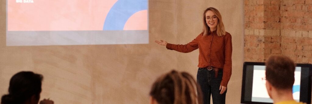 Kompensationsbewegung: Eine Studentin fühlt sich unsicher beim Präsentieren und besucht einen Rhetorikkurs. Sie kann daran wachsen und ihre Unsicherheit überwinden (Gleichwertigkeit). Sie kann in ein endloses „es ist noch nicht gut genug“ kippen und noch mehr Kurse besuchen (Überkompensation) oder sie kann in den Rückzug/Vermeidung gehen aufgrund eines gefühlten «nicht gut genug» beim Präsentieren (Minderwertigkeit).